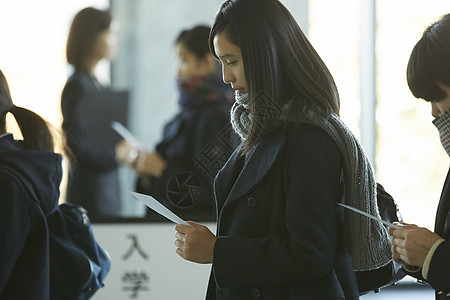 参加考试的学生在场外等待图片