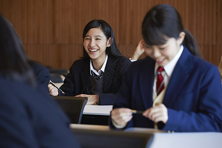 在考场开心笑的学生形象图片