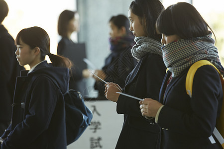 对比成绩信息的女学生图片