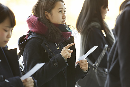 对比成绩信息的女学生图片