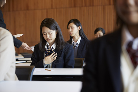 在考场表情紧张的学生图片