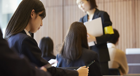 参加升学考试的女学生形象背景图片