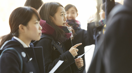 学生手拿信息表查看成绩图片