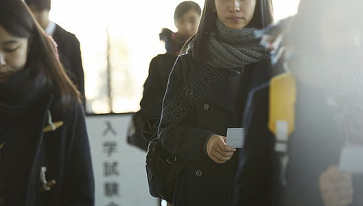 入学考试地点等待的学生们图片