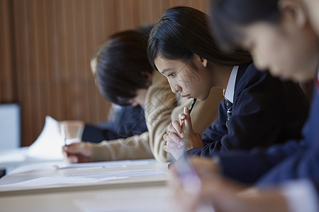 穿着制服的学生参加考试场地考试图片