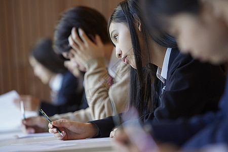 穿着制服的学生参加考试场地考试图片