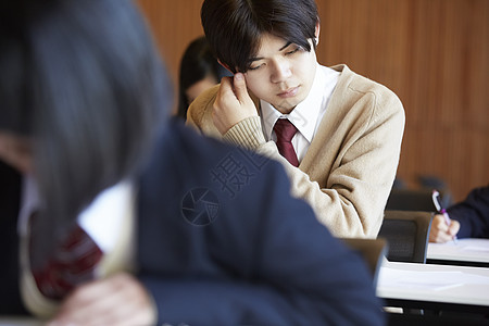 在考场认真答题的学生图片