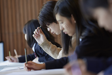 考场上的学生形象图片