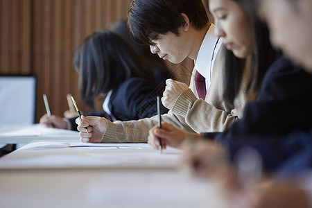 考场上考试的学生形象图片