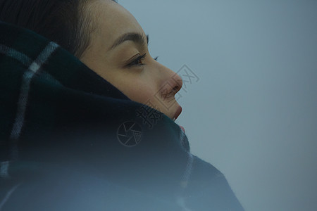 迷雾中裹着围巾的女人侧脸图片