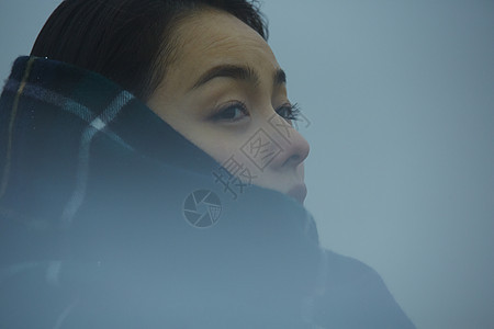 站在迷雾中的女人图片