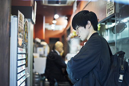 年轻男人在买食品券图片