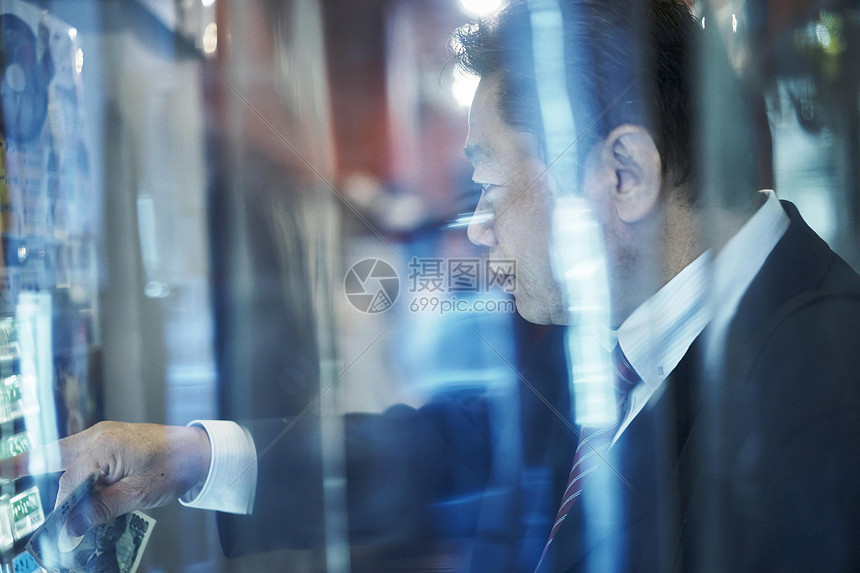 在买食品券的男人图片