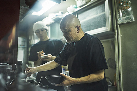  店主和店员在下面图片