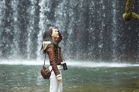 站在瀑布前的女性摄影师负离子高清图片素材