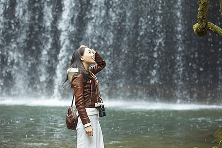 站在瀑布前的女性摄影师那贝加瀑布高清图片素材