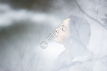 站在雾中的年轻女性假日高清图片素材