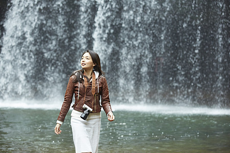 带着相机旅游观光的女青年女生高清图片素材