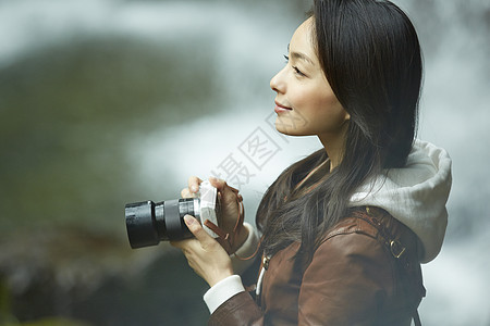 外出旅行拿着相机的年轻女性自然高清图片素材