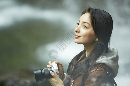 外出旅游享受自然风光的女青年那贝加瀑布高清图片素材