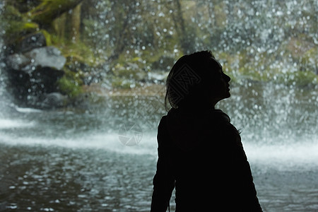 站在瀑布前的女性摄影师v图片