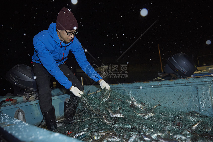 深夜在港口工作的渔民图片