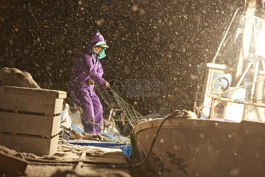 深夜在港口工作的渔民图片