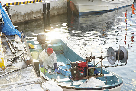 白天在海湾工作的渔民图片