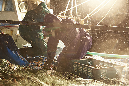 深夜在海湾工作的渔民图片