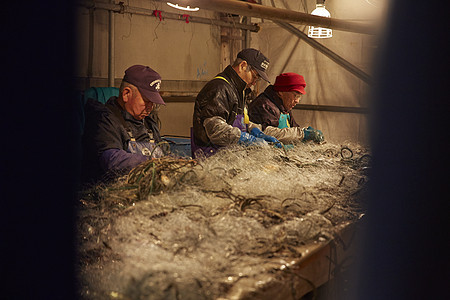 深夜在仓库工作的渔民图片