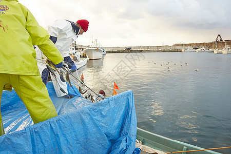 渔民打捞渔网图片