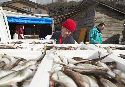 早晨准备在鱼市卖鱼的人图片