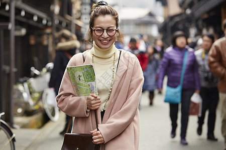 带着相机和地图的女人来采风岐阜县图片