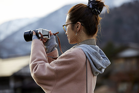 带着相机和地图的女人来采风岐阜县图片