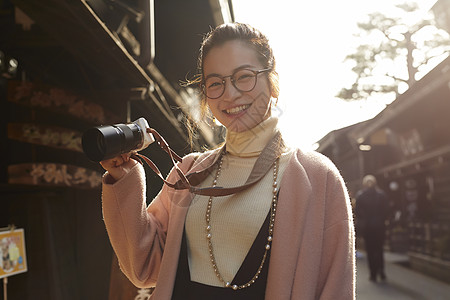  开心拿相机的女性图片