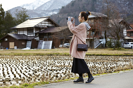 带着相机的女人来采风岐阜县图片