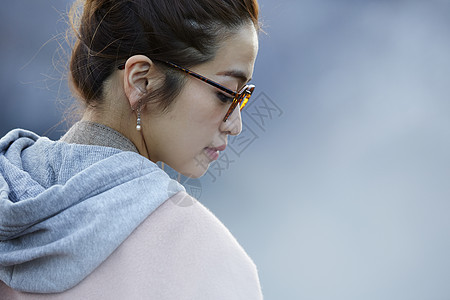 戴眼镜的女人侧着头岐阜县图片