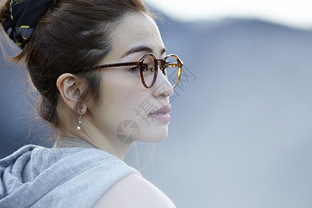 戴眼镜的女人侧着头岐阜县图片