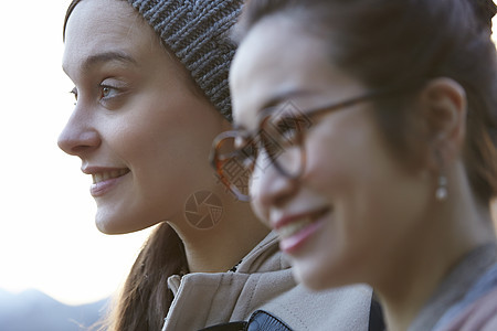 戴眼镜的女人和一个外国女人在微笑图片