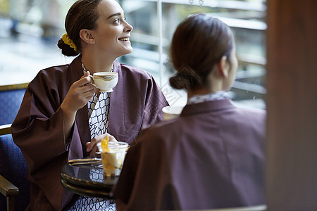 零食穿着和服欧洲人外国妇女享受旅行和日本妇女图片