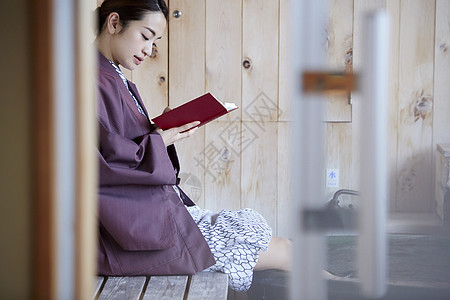 漂亮轻松放松享受室外浴的日本妇女图片