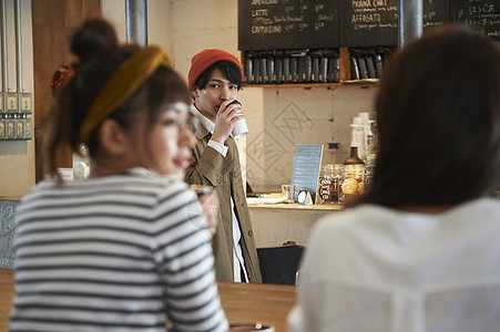 咖啡馆放松聊天喝咖啡的青年顾客图片
