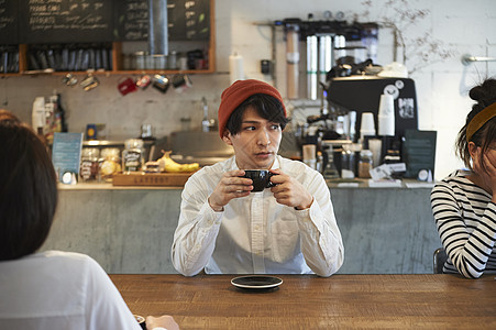 咖啡馆放松喝咖啡的顾客图片