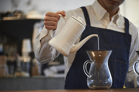 制作手冲咖啡的咖啡师图片