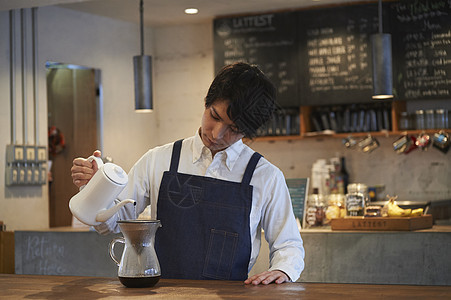 咖啡馆工作的咖啡师图片