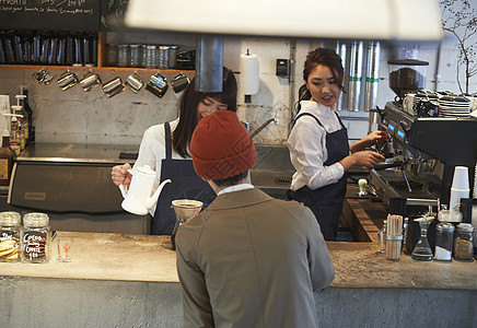 看着咖啡冲泡的男士背影东京高清图片素材