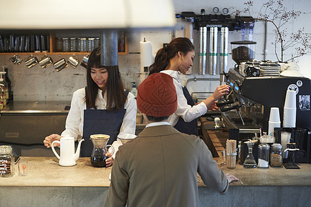 咖啡厅吧台制作咖啡的店员们酒水饮料高清图片素材