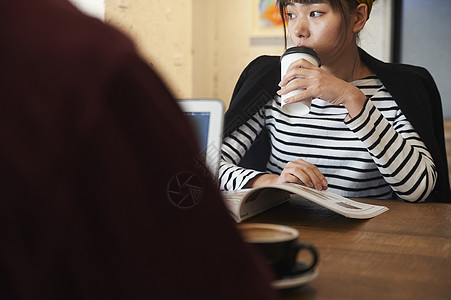 在咖啡店喝咖啡的女性图片