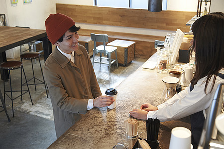 男性青年在咖啡店买咖啡日本人高清图片素材