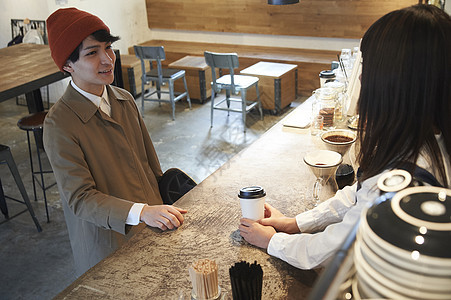 男性青年在咖啡店买咖啡图片